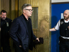 Алек Болдуин на съемочной площадке случайно застрелил оператора и ранил режиссера. Главное