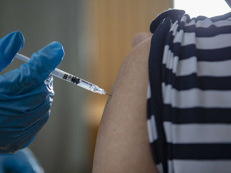 В пик пандемии можно и нужно вакцинировать от коронавируса, но необходимо при этом соблюдать противоэпидемические меры, сказал израильский врач Борис Бриль