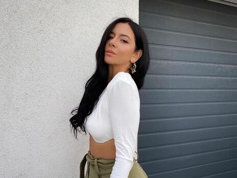 Экс-супруга Позитива под уличным душем засветила упругие ягодицы