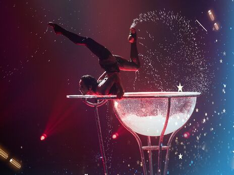 Звезда Cirque du Soleil, выступавшая перед Елизаветой II, зажгла на 