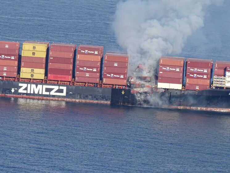 Возле побережья Канады на грузовом судне загорелись контейнеры с химикатами. Видео