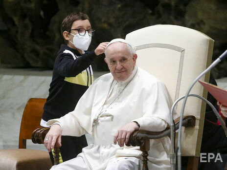 10-річний хлопчик перервав аудієнцію папи римського, щоб отримати головний убір понтифіка. Відео