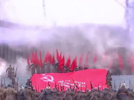 В Москве на Красной площади прошел марш в честь парада 1941 года. Видео