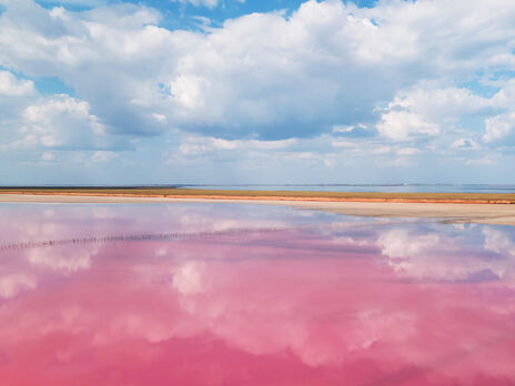 Лемурийское озеро известно своим уникальным цветом