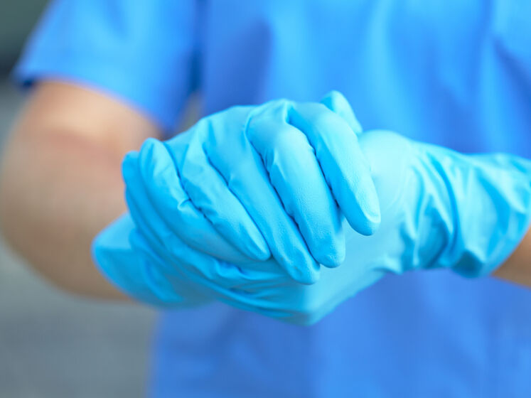 У США завезли десятки мільйонів використаних медичних рукавичок