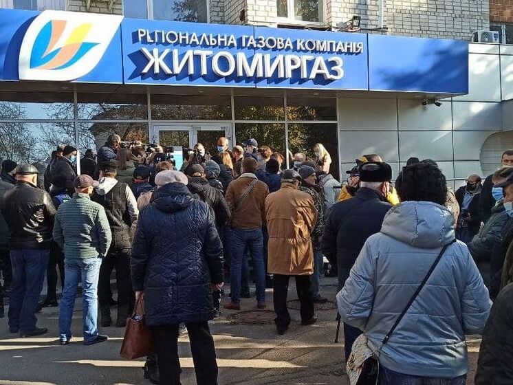 Протестующие против повышения тарифов ворвались в здание АО "Житомиргаз". Видео
