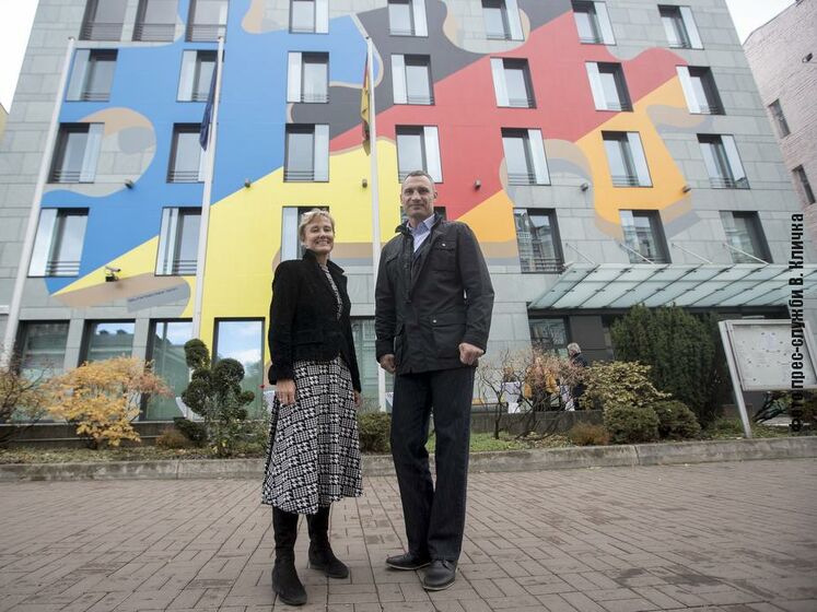 Кличко і Фельдгузен презентували художню композицію на будівлі посольства Німеччини в Україні