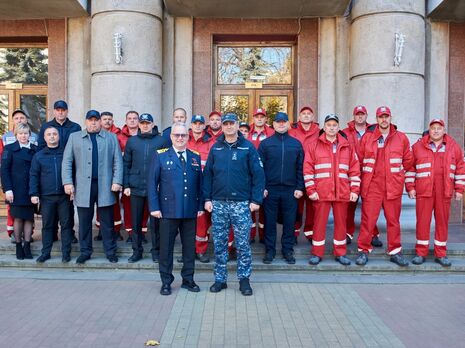 Командувач ВМС України нагородив рятувальників за допомогу екіпажу судна 