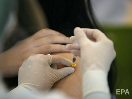 Вакцинацію в Україні розпочали 24 лютого