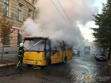 У Чернівцях на ходу спалахнула маршрутка – ДСНС