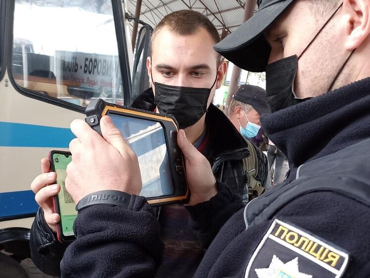 В аэропорту Борисполь у восьми человек обнаружили документы о вакцинации, похожие на подделки – полиция