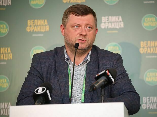 Корниенко заявил, что не считает кумовством назначение депутатами себе в помощники родственников других нардепов