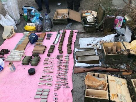 В ходе обысков правоохранители изъяли 61 гранату, четыре мины разной модификации, около 13 кг взрывчатых веществ