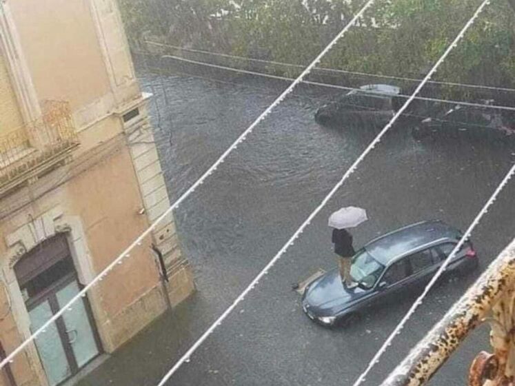 На Сицилію налетів шторм, вулиці та площі міст затоплено, є жертви