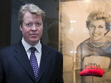 Брат принцессы Дианы Чарльз Спенсер показал нового члена семьи, стащившего у него уже третий тапок. Видео