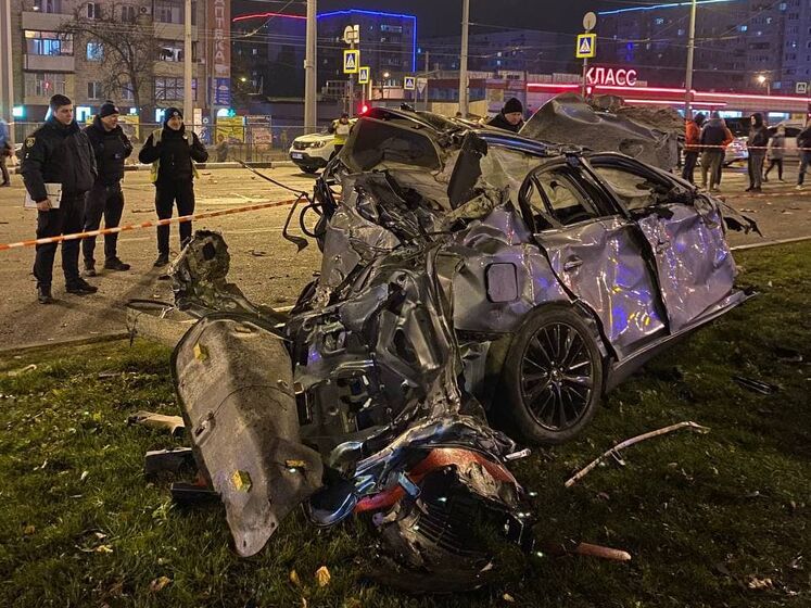 В Харькове водитель Infiniti устроил смертельное ДТП, проезжая на красный и с превышением скорости. Видео