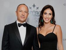 "На позитиве жить приятнее". Новая жена 61-летнего Тигипко оголила декольте