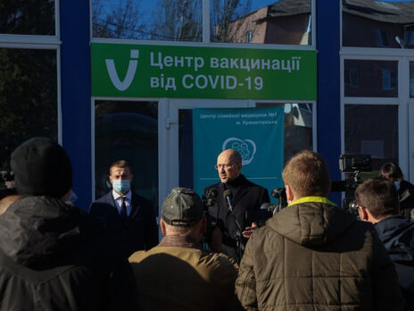 Шмыгаль: У нас нет принудительной вакцинации, но Минздрав может вводить перечень профессий для обязательной