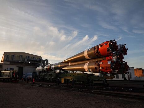 Россия запустила на МКС ракету, украшенную хохломой