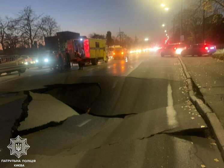 В Киеве провалилось 150 м² асфальта на проезжей части
