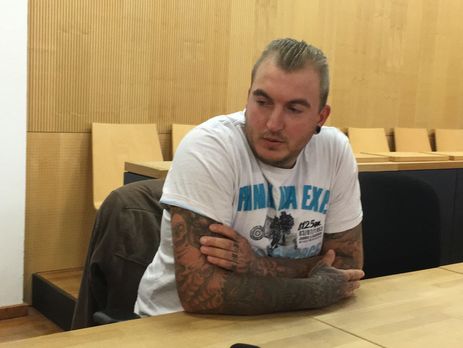 В Германии ультраправого политика приговорили к восьми месяцам тюрьмы за нацистские татуировки