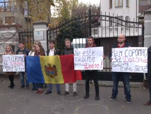 В Кишиневе активисты провели акцию "Нам стыдно за Додона"