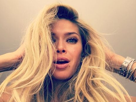 Брежнева показала стойку на голове