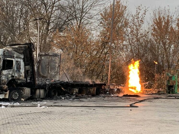 Пожежа після вибуху на автозаправці в Харківській області триває третю добу – ДСНС