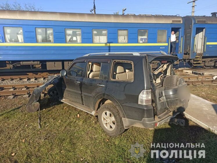 В Харьковской области авто столкнулось с поездом, водитель пострадала – полиция