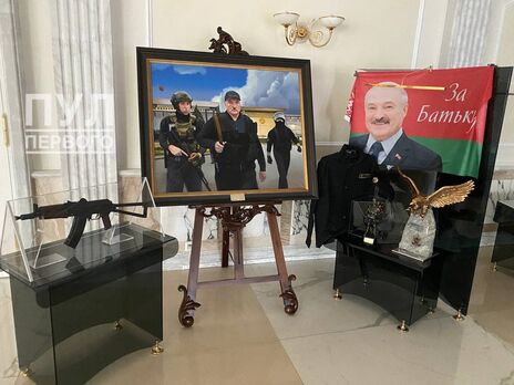 У Мінську в Палаці незалежності виставили автомат Лукашенка, з яким він прилетів гелікоптером під час протестів
