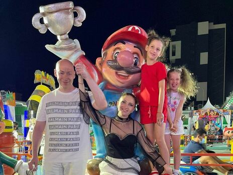 Гордон спел в домашнем караоке для жены и детей. Видео