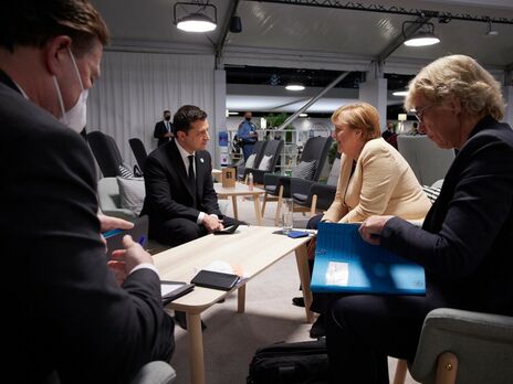 Зеленский в Великобритании поговорил с Меркель о ситуации на Донбассе