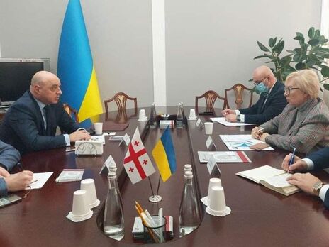 Денисова (справа) выразила обеспокоенность в отношении продолжительного прохождения украинцами процедуры погранконтроля при въезде в Грузию