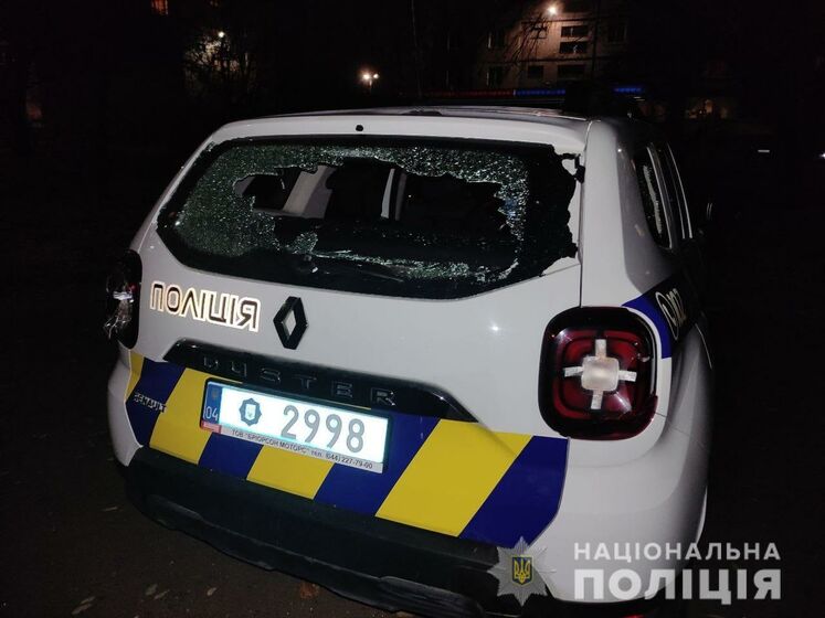 У Дніпропетровській області чоловік улаштував засідку на поліцейських та розбив їхню машину – поліція