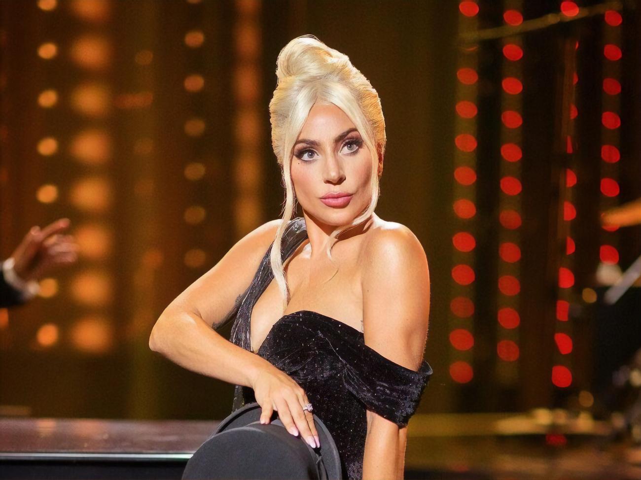 Сочная попа Леди Гага в стрингах на сцене, 2013