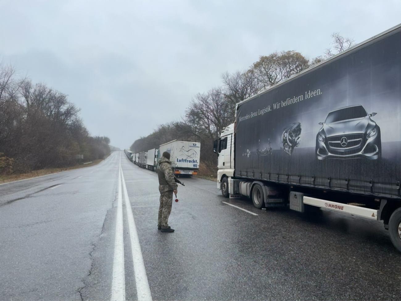 Россия существенно замедлила пропуск грузовиков из Украины – ГПСУ