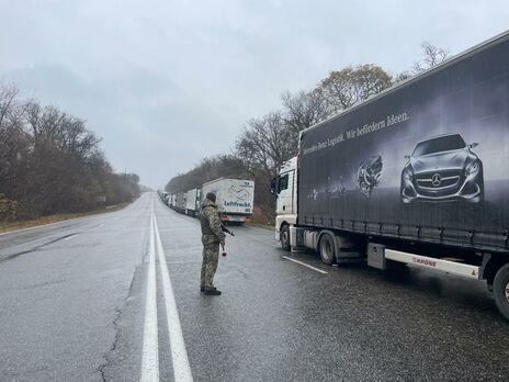 На пункті пропуску "Гоптівка" у Харківській області зібралося приблизно 200 вантажівок у черзі на в'їзд до Росії