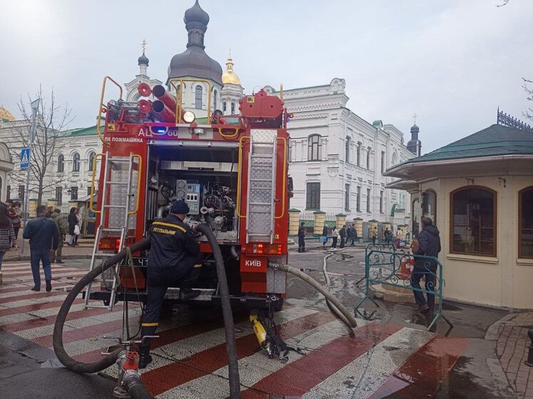 Спасатели сообщили, что потушили пожар в Киево-Печерской лавре. Пострадали три человека