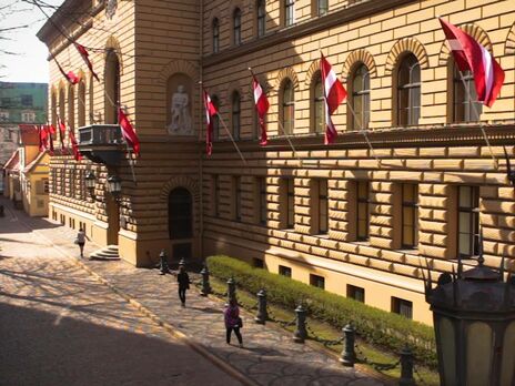 У Латвії дозволили звільняти невакцинованих проти COVID-19 працівників