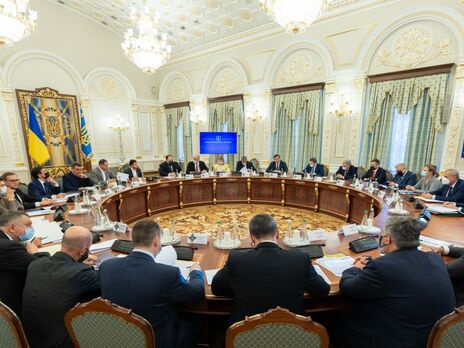 Аваков заявил, что на заседаниях СНБО материалы по рассматриваемым вопросам могли раздавать за пять минут до голосования