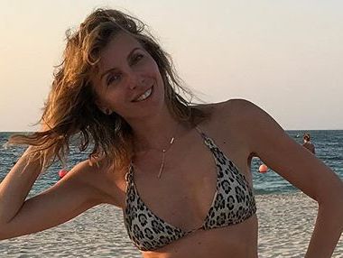 Бондарчук отдыхает на пляже в бикини