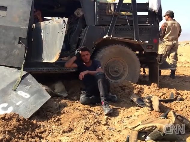 Репортер CNN снял репортаж с поля боя, попав в засаду боевиков ИГИЛ вместе с иракскими силами. Видео