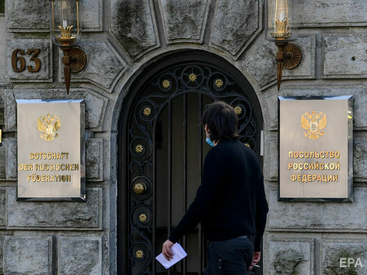 В Берлине российский дипломат был найден мертвым под зданием посольства РФ