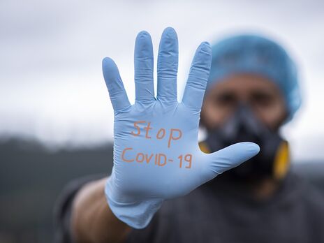 Украинцам, отстраненным от работы из-за отсутствия прививок от COVID-19, не оплатят больничные – Фонд соцстраха