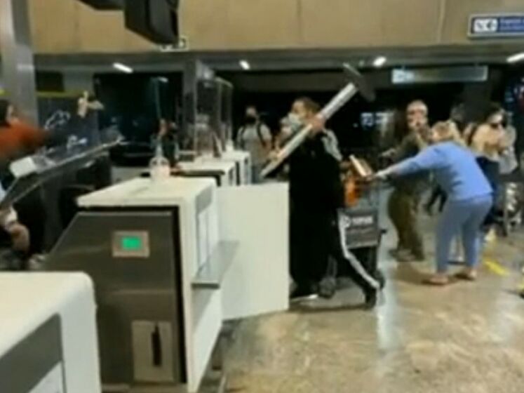В Бразилии пассажиры самолета взбунтовались из-за задержки авиарейса