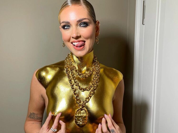 Модный блогер Кьяра Ферраньи вышла в свет в топе, имитирующем голую грудь с сосками. Фото