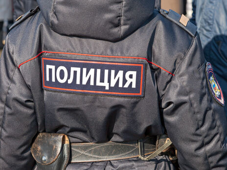 У Росії поліцейський пристебнув жінку до огорожі цвинтаря, щоб вибити з неї свідчення про 