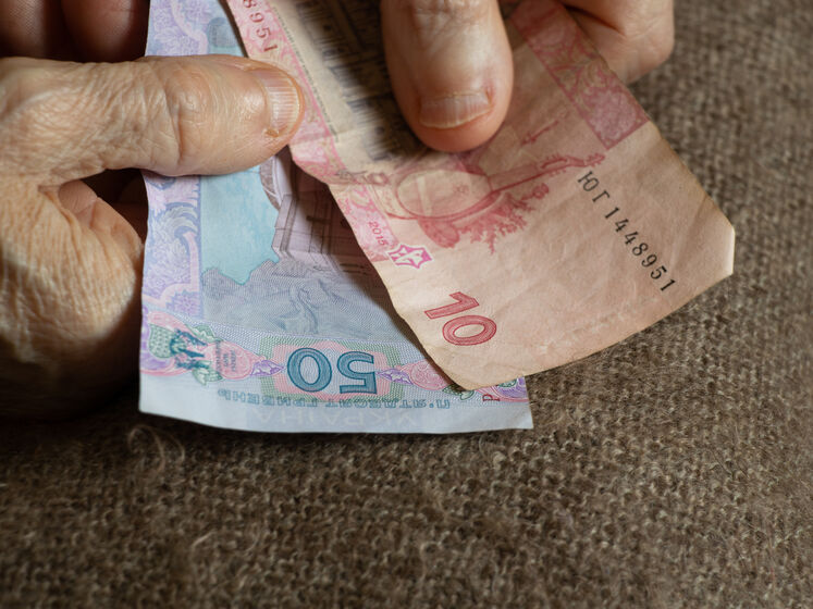 Низкие зарплаты и пенсии – наиболее актуальные для украинцев проблемы – опрос