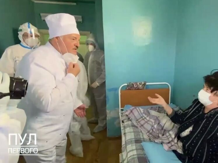 Лукашенко зняв маску в лікарні для пацієнтів із COVID-19, щоб довести, що він не "двійник". Відео