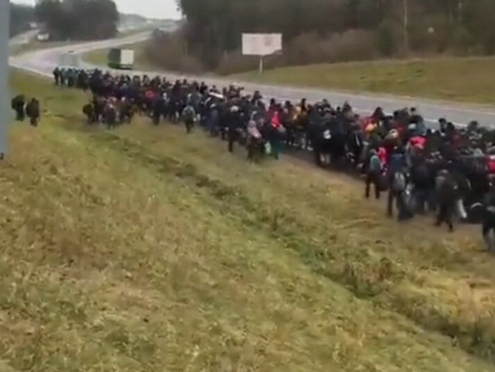 В Беларуси большая группа мигрантов движется к польской границе